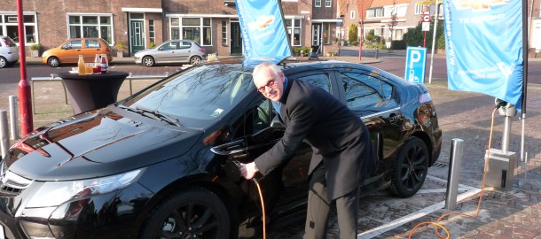 Wethouder Oskam opent elektrisch oplaadpunt