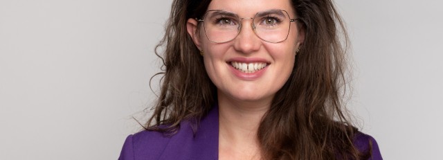 YVONNE DE WIJN Portret Paars lach.jpg