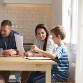 Gezin aan keukentafel met huiswerk